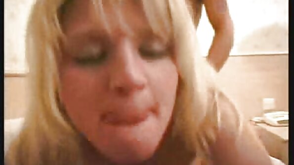 Blonde MILF freut sich über ihren rothaarigen Liebhaber