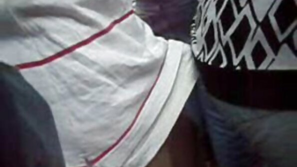 Bootylicious Latex gekleidetes Babe Kiki Minaj nimmt einen weißen Schwanz